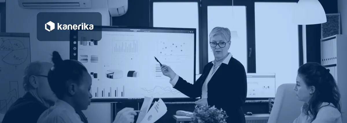 Analytics lead presenting a business dashboard to her team, illustrating data visualization in business analytics